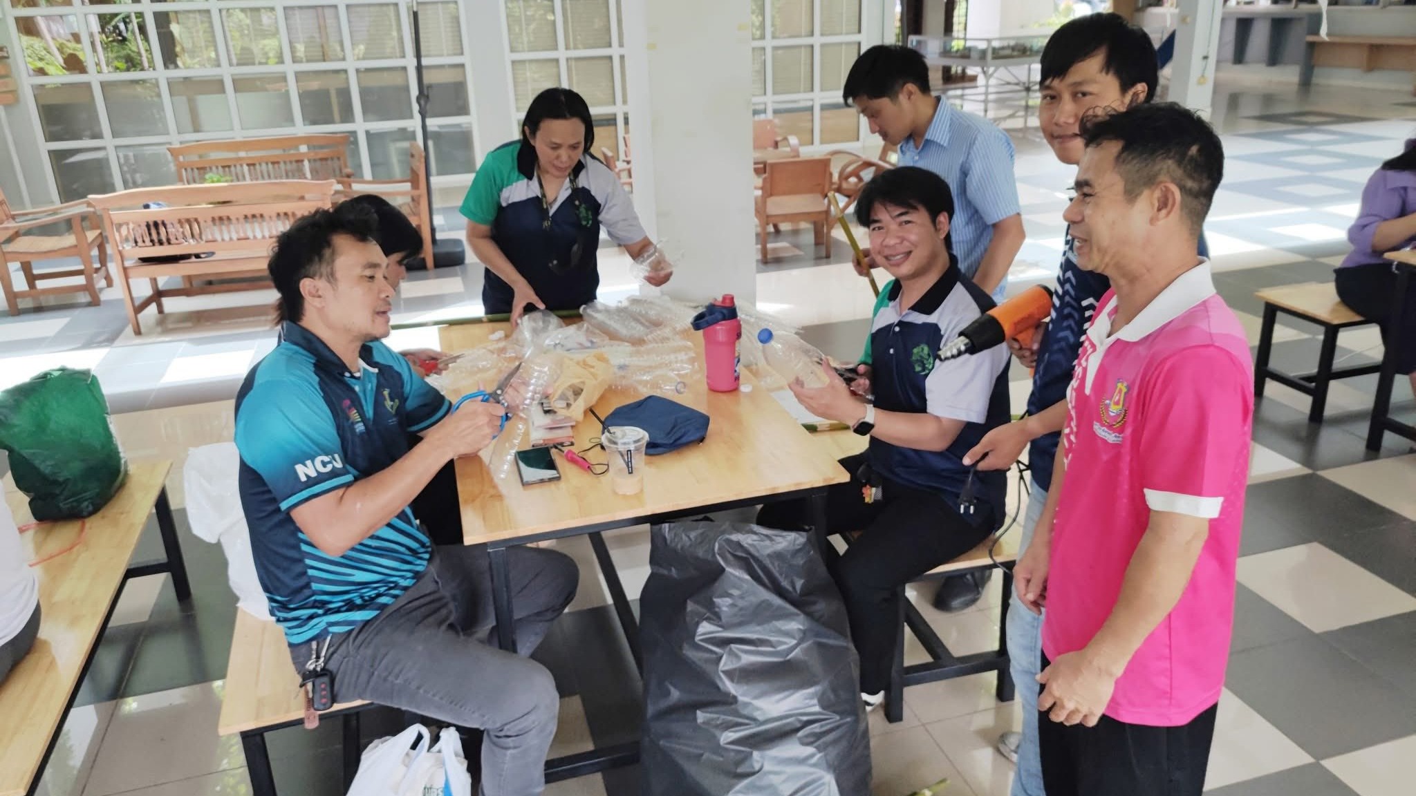 DIYไม้กวาดขวดน้ำ